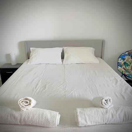 Sea View Apartment & 4 Minutes Walk To The Beach Paço de Arcos Esterno foto