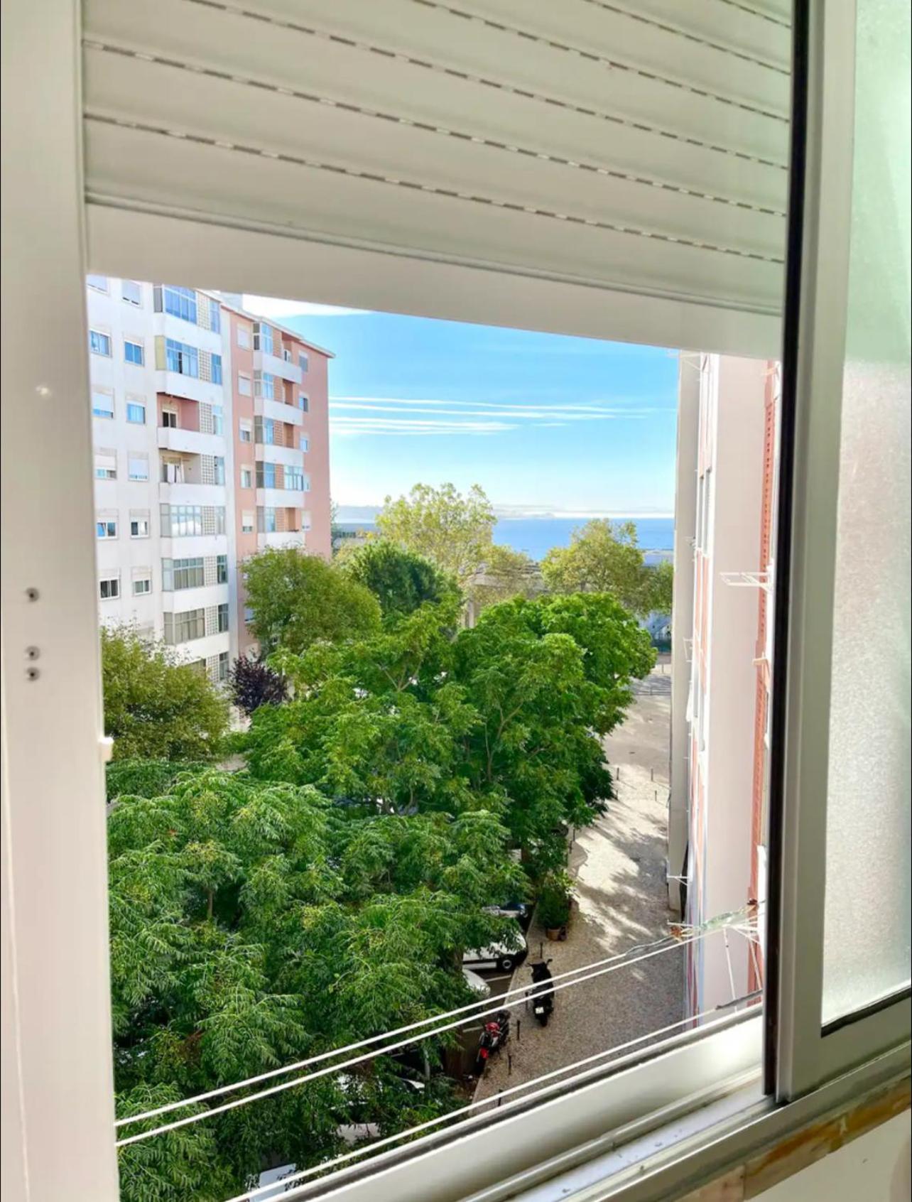 Sea View Apartment & 4 Minutes Walk To The Beach Paço de Arcos Esterno foto