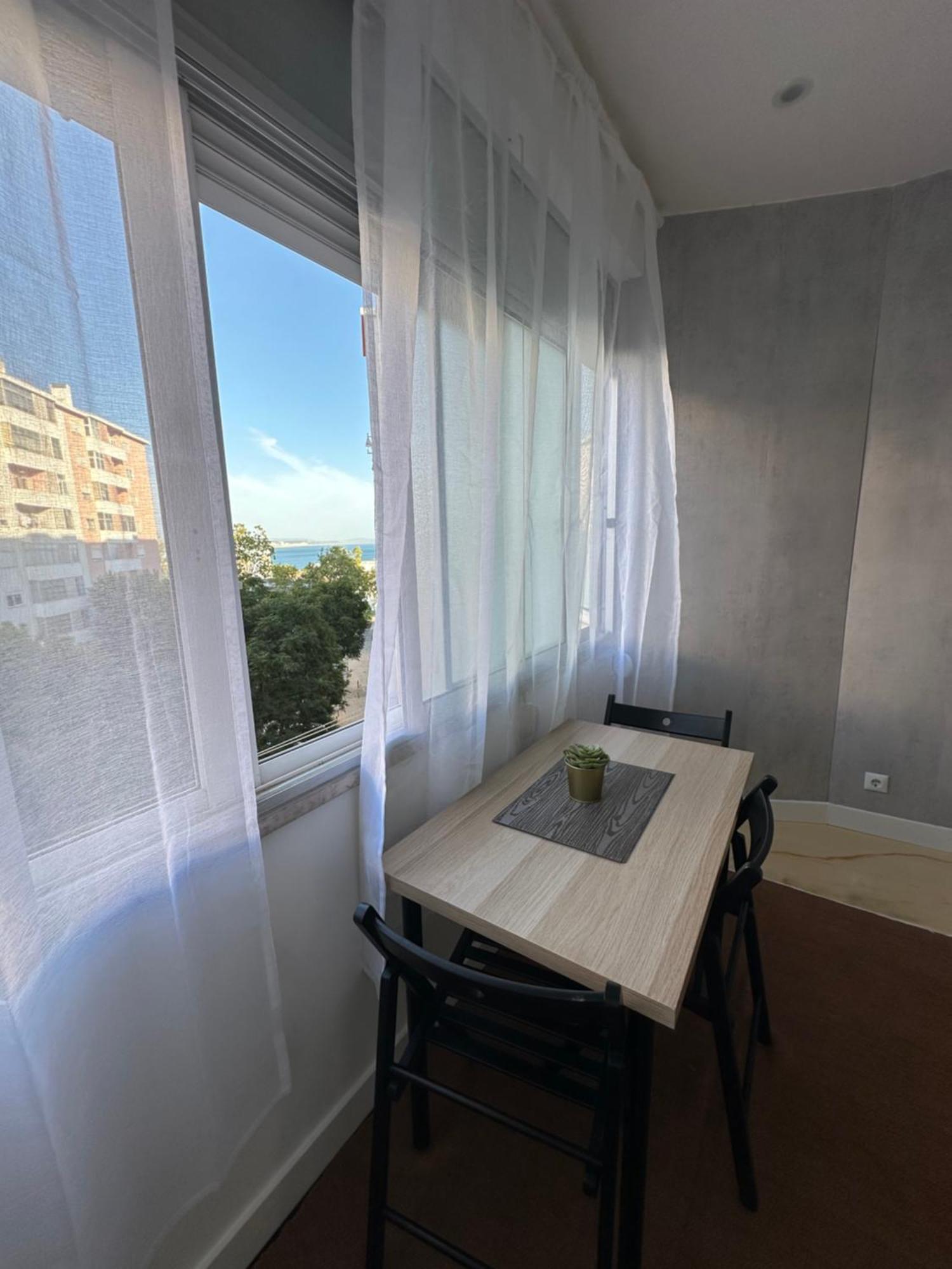 Sea View Apartment & 4 Minutes Walk To The Beach Paço de Arcos Esterno foto