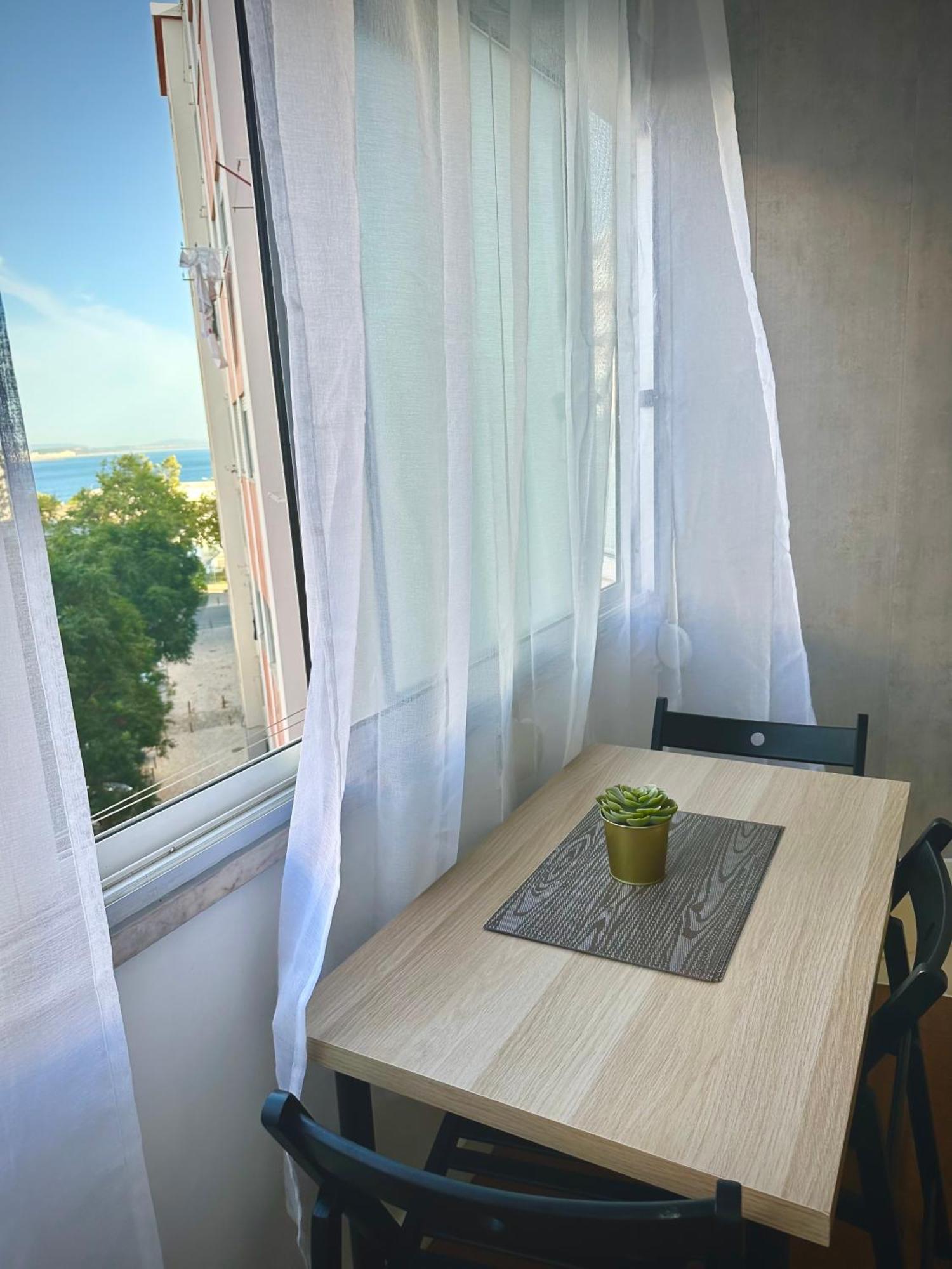 Sea View Apartment & 4 Minutes Walk To The Beach Paço de Arcos Esterno foto